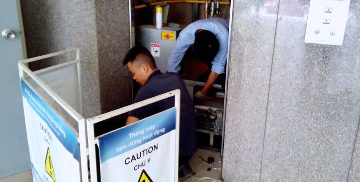 Dân làm gì khi thang máy chung cư hỏng